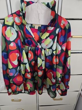 Women's Emily McCarthy Multicolor Abstract V-Neck Blouse - Green Base